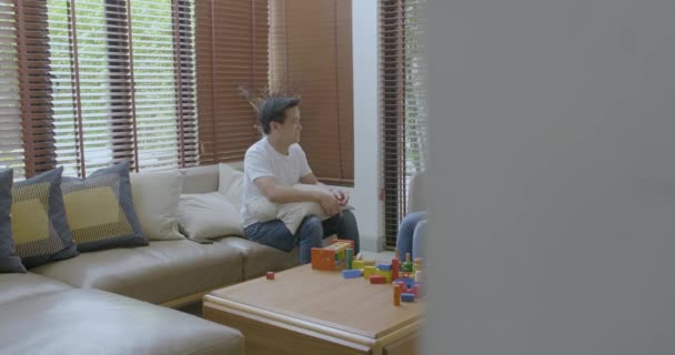 快乐的母亲 父亲和小亚洲男孩在家里玩木制玩具积木 幼儿园儿童教育玩具 — 图库视频影像