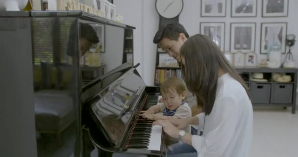 Szczęśliwa rodzina z dziećmi, gra na fortepianie. — Wideo stockowe