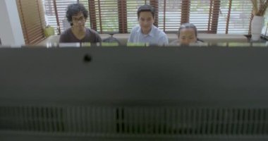 TV izlerken spor müsabakasını evde grup Asya düz arkadaşları.