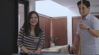 Kadın sevgilisi ile bilardo oynamak için öğrenme nasıl