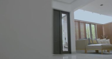 Yeni modern ev, Aile kavramı taşındıktan girmeden kutuları tutarak çocukları ile mutlu aile.