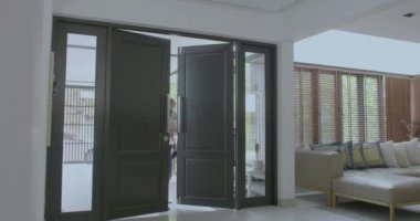 Yeni modern ev girmeden kutuları tutarak çocukları ile mutlu aile