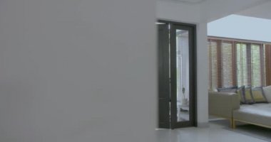 Yeni modern ev girmeden kutuları tutarak çocukları ile mutlu aile