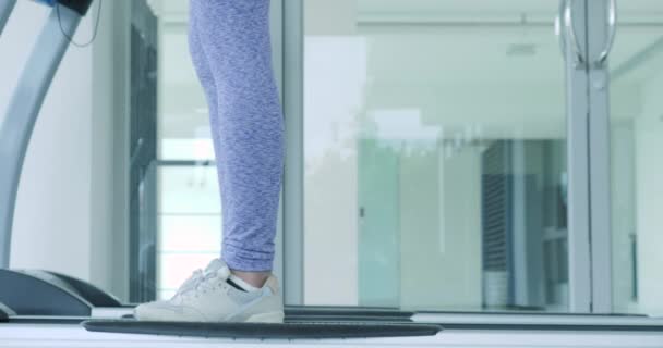 Asiatico ragazza running su il tapis roulant in il gym . — Video Stock