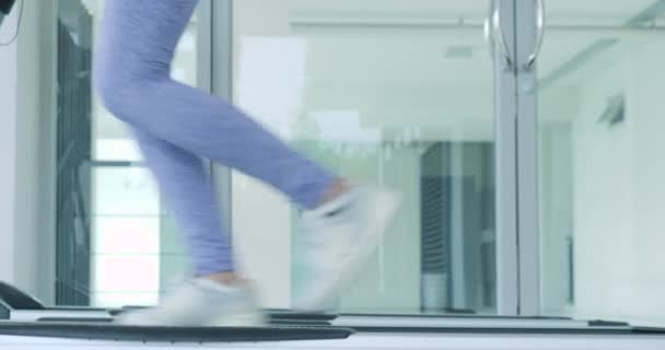 Asiatico ragazza running su il tapis roulant in il gym . — Video Stock