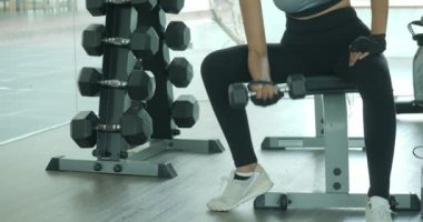 Spor salonunda egzersiz Genç Asyalı kadın.