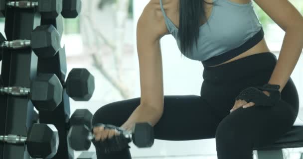 Joven mujer asiática haciendo ejercicio en gimnasio . — Vídeos de Stock