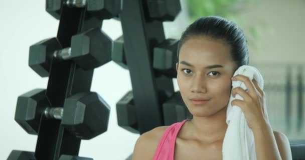Πορτρέτο της μικρά Ασίας αθλήτρια σκουπίζει τον ιδρώτα στο γυμναστήριο — Αρχείο Βίντεο