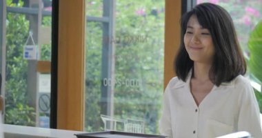 Gitmek neşeli çalışan bir müşteri kahve servisi