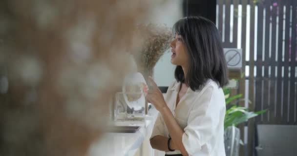 Vrolijke werknemer serveren een klant koffie te gaan — Stockvideo