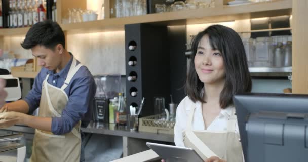 Trabalhadores alegres que servem os clientes no café da cidade — Vídeo de Stock