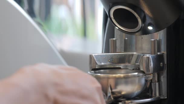 Gros plan de moulin à café broyage fraichement torréfié faire des grains en poudre 