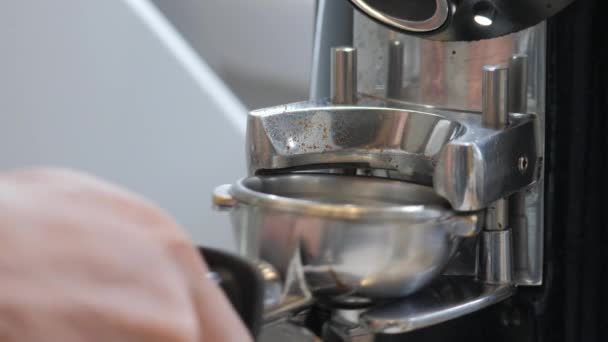 Nahaufnahme einer Kaffeemühle, die frisch geröstete Bohnen zu einem Pulver mahlt — Stockvideo