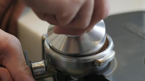 Крупним планом Бариста пресування меленої кави в портативний фільтр за допомогою тампона для приготування кави — стокове відео
