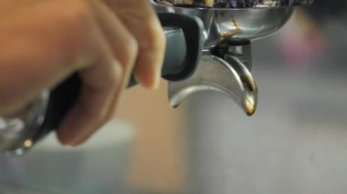 Taze kahve kahve espresso makinesi çıkıyor. Ağır çekimde dijital sinema kameraya ateş