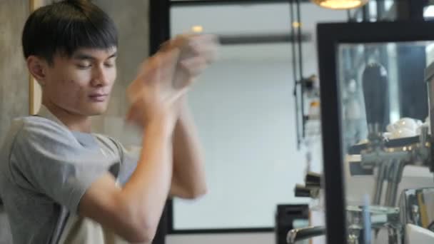 Unga asiatiska barista skakar en shaker i café i slow motion — Stockvideo