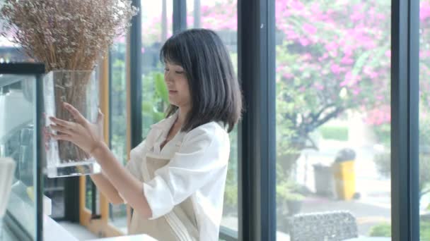 커피숍 카페 빈티지 컬러 톤에 웃 고 아시아 여자의 초상화 — 비디오