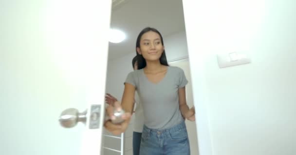 Счастливые азиатки-лесбиянки переезжают в новую квартиру . — стоковое видео