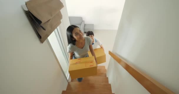 Feliz asiático mujeres LGBT lesbianas pareja holding cajas entrar nuevo moderno casa — Vídeo de stock