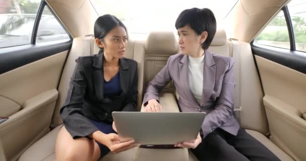 Επιχειρηματίας να πάρει επίπληξη από το θηλυκό αφεντικό στο πίσω κάθισμα ενός αυτοκινήτου. — Αρχείο Βίντεο