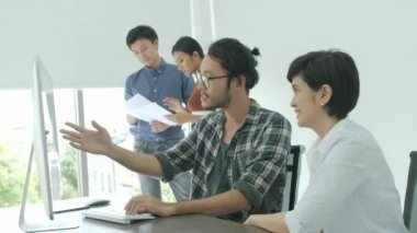Yaratıcı iş ekibi ofiste proje üzerinde çalışıyor.
