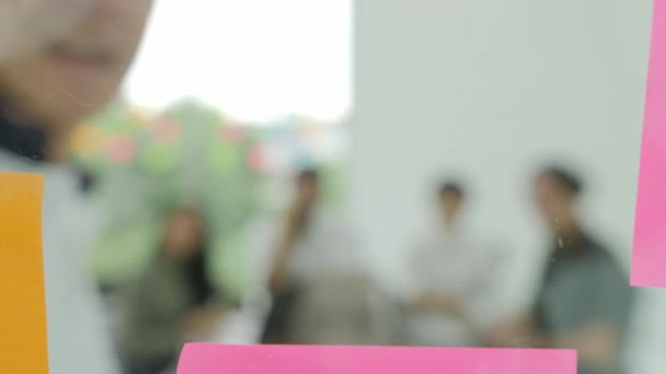 Équipe d'affaires occasionnelle remue-méninges pour des idées avec des notes collantes 