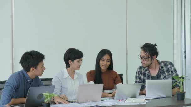 Επιχειρηματική συνάντηση ομάδα brainstorming μοιράζονται νέα ιδέα στο σύγχρονο γραφείο — Αρχείο Βίντεο