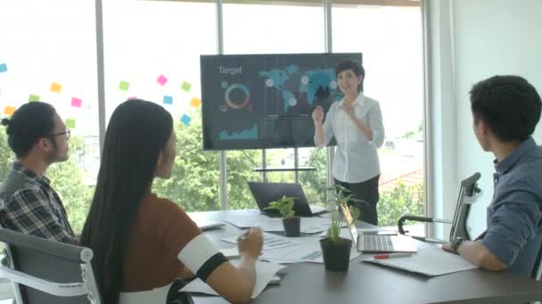 Atractiva joven mujer de negocios haciendo presentación en la sala de conferencias — Vídeo de stock