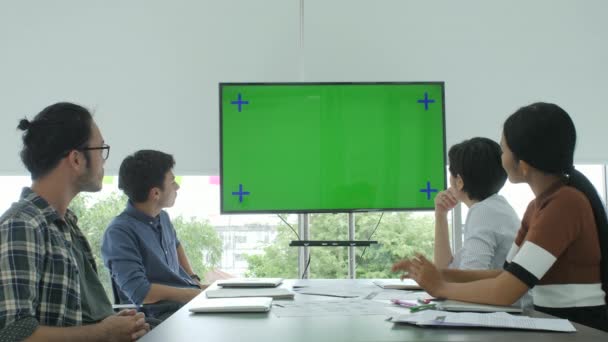 Equipo creativo de negocios mirando la pantalla verde en la sala de conferencias — Vídeo de stock