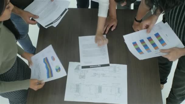 Jonge business team brainstormen delen van nieuwe ideeën in moderne kantoren. — Stockvideo