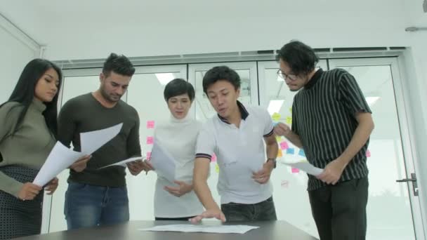 Giovani team di business brainstorming condividere nuove idee in ufficio moderno . — Video Stock