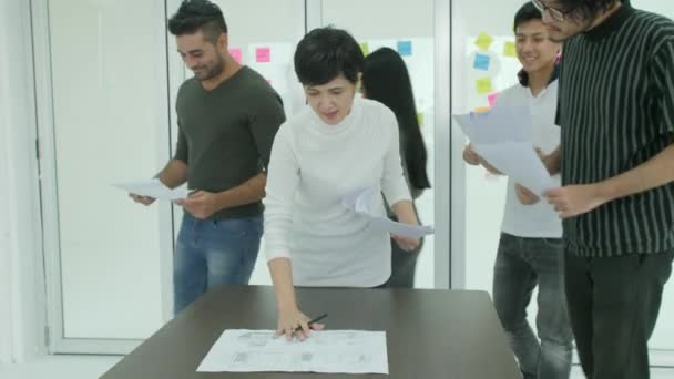 Une équipe de jeunes entreprises réfléchit au partage de nouvelles idées dans un bureau moderne .