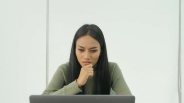 Genç Asyalı kadınlar çok kötü bir haber üstünde onun laptop elde