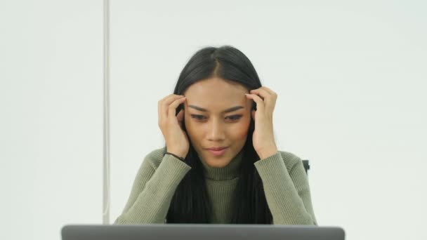 年轻的亚洲女性在笔记本电脑上得到很坏的消息 — 图库视频影像