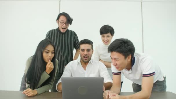 Feliz equipo de negocios mirando a la computadora, satisfecho con su éxito — Vídeo de stock