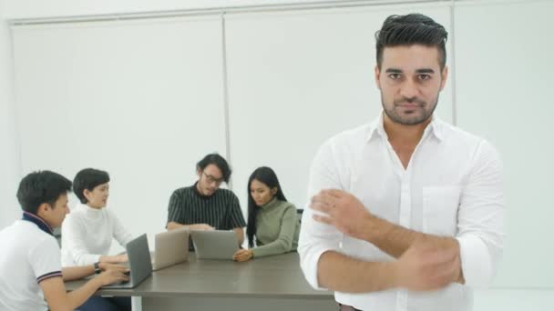 Retrato de hombre de negocios con equipo de personas trabajando en segundo plano — Vídeo de stock