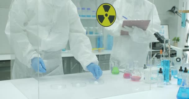 Team av forskare som arbetar i ett säkert hög nivå forskningslaboratorium. — Stockvideo