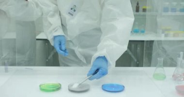 Takım güvenli yüksek düzey araştırma laboratuarında çalışan bilim adamı.