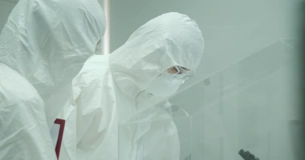 Team van de wetenschapper werken in een veilige hoge niveau researchlaboratorium. — Stockvideo
