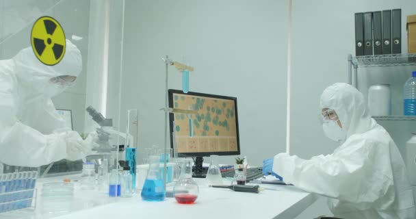 Команда медицинских исследователей работает над современной лабораторией . — стоковое видео