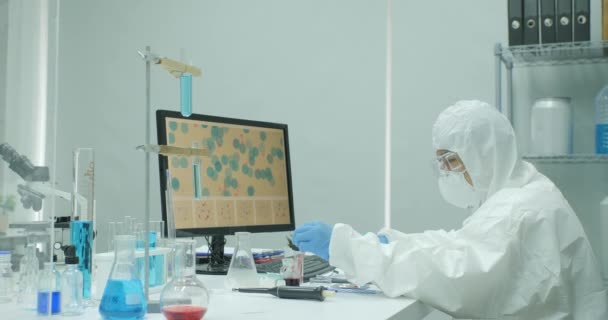 Команда медицинских исследователей работает над современной лабораторией . — стоковое видео