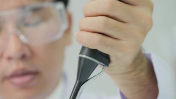 Scientists performs medical tests in laboratory. — Stock Video