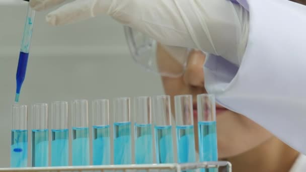 Científicos realizan pruebas médicas en laboratorio . — Vídeos de Stock