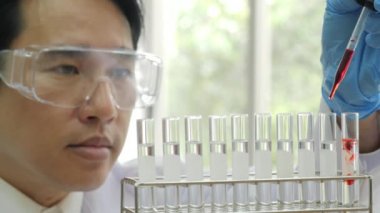 Bilim adamları laboratuarda tıbbi testleri gerçekleştirir.