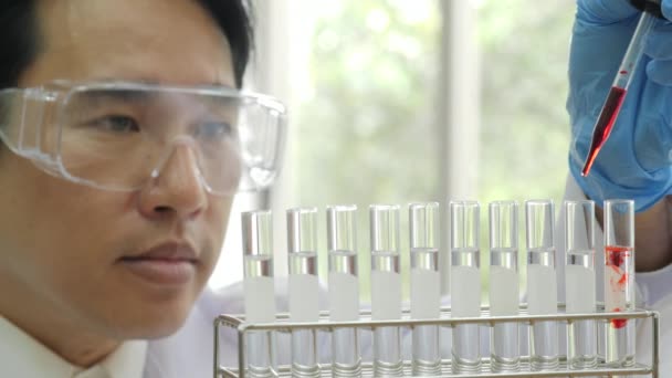 Wetenschappers voert medische tests in laboratorium. — Stockvideo