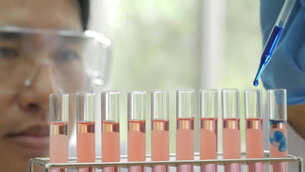 Wetenschappers voert medische tests in laboratorium. — Stockvideo