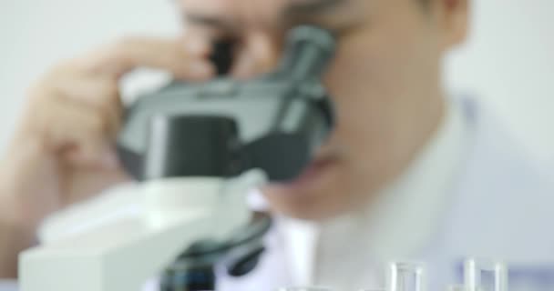 Medicinska forskare arbetar på moderna laboratorium. — Stockvideo