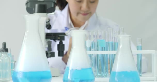 Científicos de investigación médica trabajan en laboratorio moderno . — Vídeos de Stock