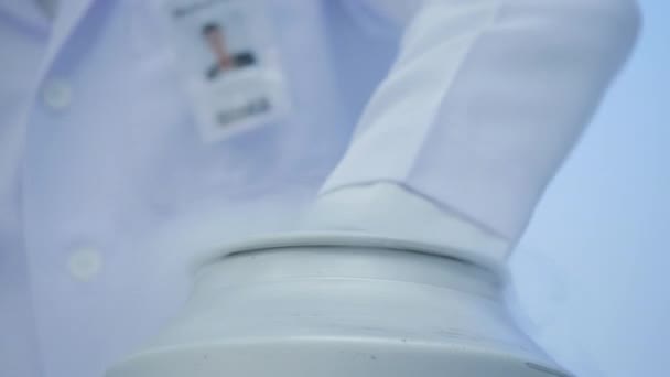 Γκρο πλαν ενός επιστήμονα της ιατρικής έρευνας βγάζει γυάλινο μπουκάλι με πειραματική λύση υγρού από ένα εμπορευματοκιβώτιο κρυογόνος αζώτου σε ένα εργαστήριο έρευνας επιστήμης — Αρχείο Βίντεο