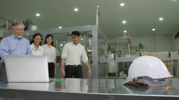Porträt des Teams der Wirtschaftsingenieure in der Fabrik. — Stockvideo